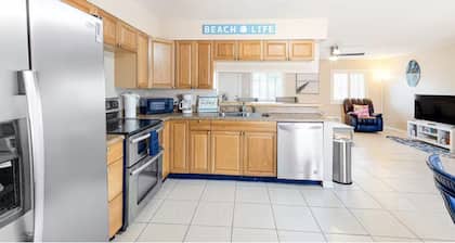 Walk to Ocean Updated and modern quiet 2 Bedroom beach house