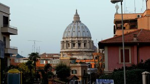 A street view with a prominent historical building featuring a large dome. - Vaticanhouse  (Roma)