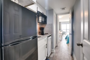 Kühlschrank, Mikrowelle, Wasserkocher mit Kaffee-/Teezubehör
