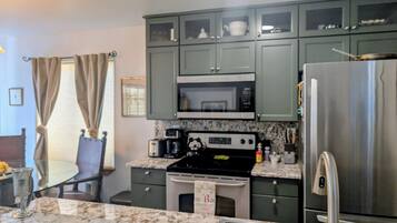 Kylskåp, mikrovågsugn, ugn och spishäll