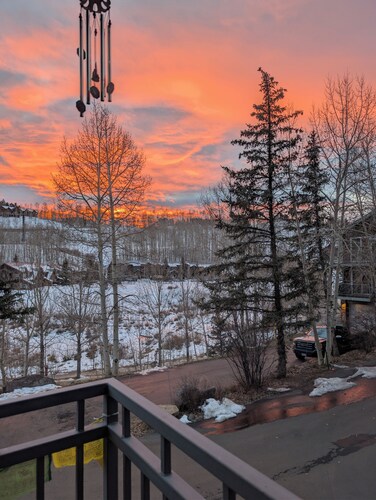 Peaceful Sunny 2Bed/2Bath Condo,Ski Out/Ski In Parking, Pets.