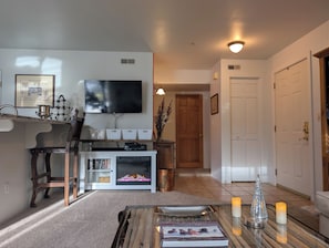 Smart-TV, DVD-spiller og bøker