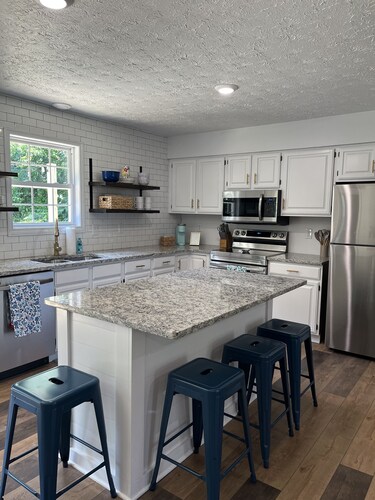 Remodeled House Near Jamestown Marina, Room to Park Your Boat in Driveway! 