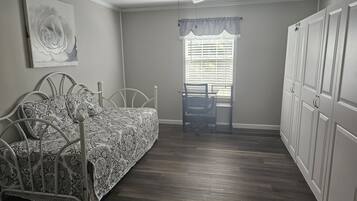 3 bedrooms, desk, internet, bed sheets