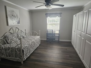 3 chambres, bureau, accès à Internet, literie fournie