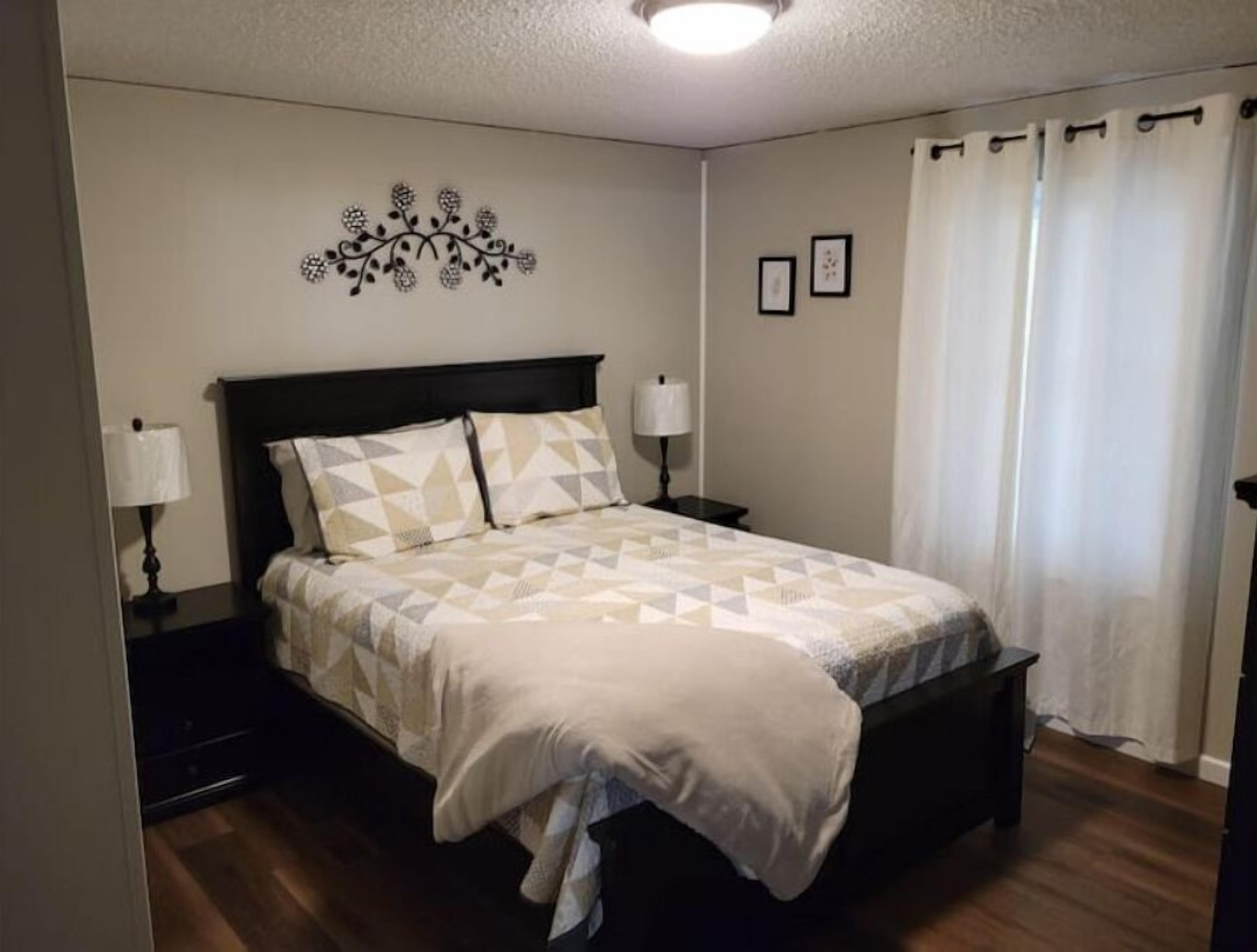 3 bedrooms, desk, internet, bed sheets