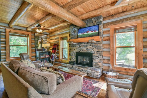 Classic Log Cabin 15 minutes to downtown Asheville-fire pit, pond, fireplace