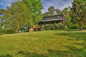 Exterior - Classic Log Cabin 15 minutes to downtown Asheville-fire pit, pond, fireplace (Weaverville)