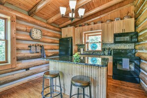 Fridge, microwave, oven, stovetop - Classic Log Cabin 15 minutes to downtown Asheville-fire pit, pond, fireplace (Weaverville)