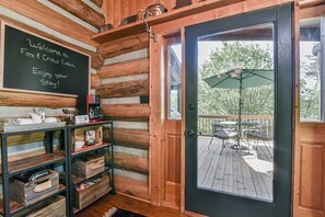 Interior - Classic Log Cabin 15 minutes to downtown Asheville-fire pit, pond, fireplace (Weaverville)