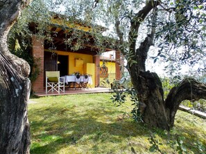 Outdoor dining - Villa Due Pini, in the green Tuscan hills between Florence, Siena and Pisa. (Montopoli in val d'Arno)