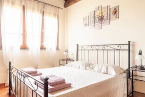 3 bedrooms, iron/ironing board, WiFi, bed sheets - Villa Due Pini, in the green Tuscan hills between Florence, Siena and Pisa. (Montopoli in val d'Arno)