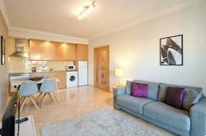 Eine moderne Wohnung mit Küche, Essbereich und Wohnzimmer.