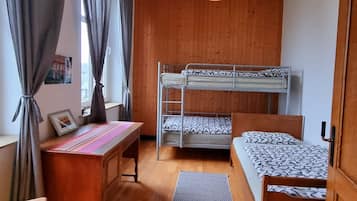 4 bedrooms, desk, free WiFi, bed sheets