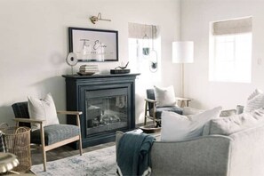 TV - Calm Modern Country Cottage - The Eden @ West Mill (Raymond)