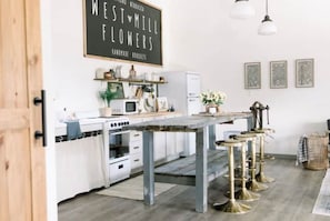 Fridge, microwave, oven, stovetop - Calm Modern Country Cottage - The Eden @ West Mill (Raymond)