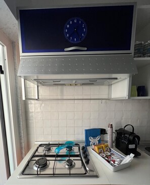 Kjøleskap, ovn, kokeplater og kaffetrakter/tekoker