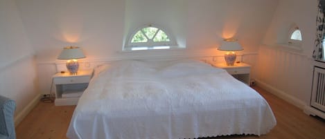 3 slaapkamers, een strijkplank/strijkijzer, wifi, beddengoed
