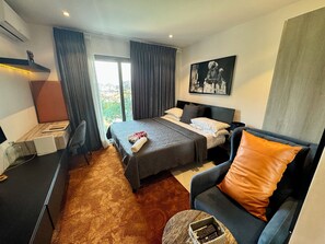 Executive Studio, 1 Queen Bed | Laptop workspace, soundproofing, iron/ironing board, free WiFi