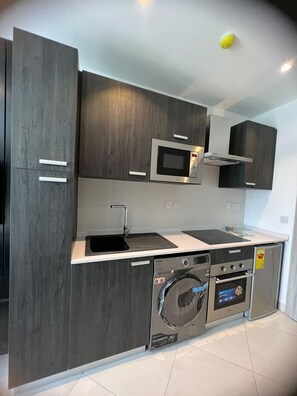 Full-size fridge, microwave, oven, stovetop