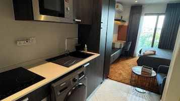 行政開放式客房, 1 張加大雙人床 | 手提電腦工作空間、隔音、熨斗/熨衫板、免費 Wi-Fi