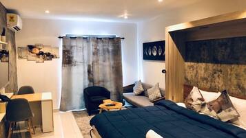 Studio Executive, 1 giường cỡ queen | Khu vực làm việc phù hợp cho laptop, phòng cách âm