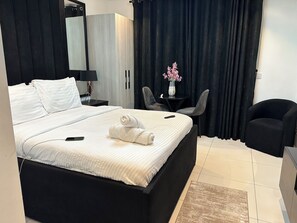 Executive Studio, 1 Queen Bed | Laptop workspace, soundproofing, iron/ironing board, free WiFi
