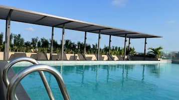 Hồ bơi ngoài trời