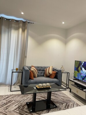 Executive Studio, 1 Queen Bed | Laptop workspace, soundproofing, iron/ironing board, free WiFi