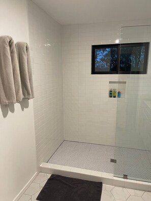 Hair dryer, towels, soap, toilet paper - Mid-century Wine Getaway (Geyserville)
