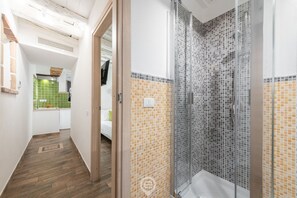 Regadera, secadora de cabello, bidet, toallas 