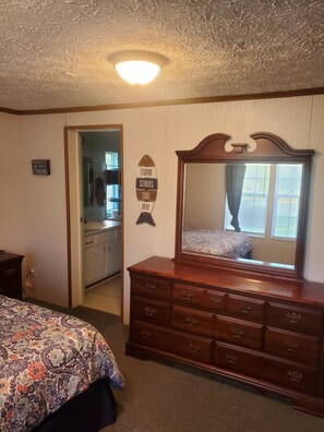 4 bedrooms, iron/ironing board, free WiFi, bed sheets - Lakeshore Lookout: Lakefront Home on Lake Greenwood - Cross Hill, SC (Cross Hill)