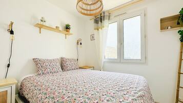 2 bedrooms, iron/ironing board, free WiFi, bed sheets