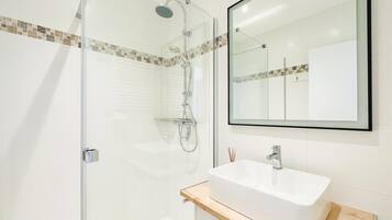 Shower, towels