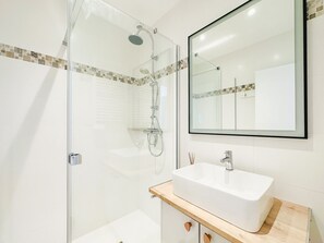 Douche, serviettes fournies