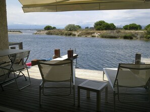 Outdoor dining - Relax with your feet in the water (Le Barcarès)