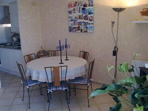 Dining - Relax with your feet in the water (Le Barcarès)