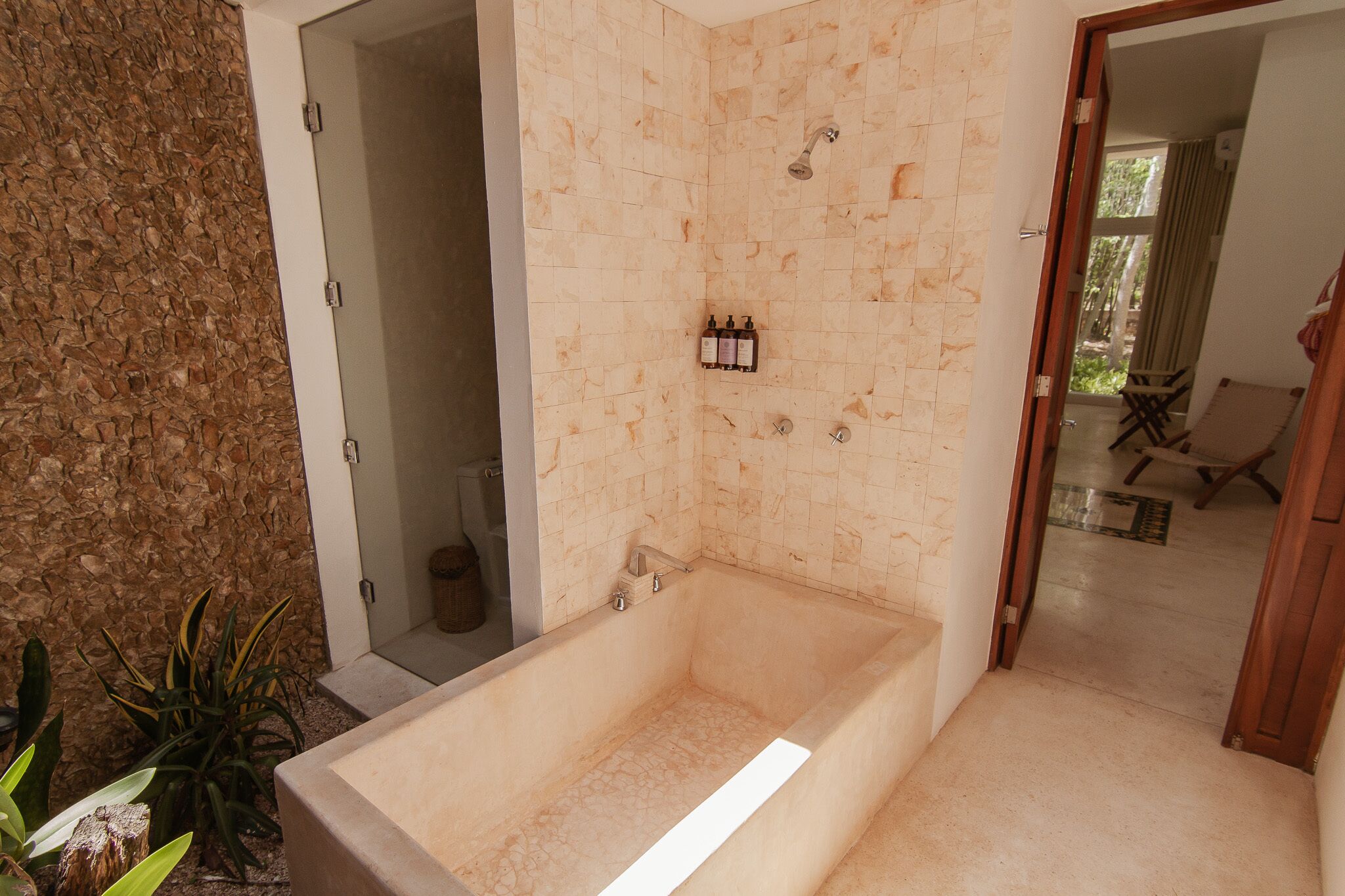 Suite estudio Premium | Baño | Regadera, regadera tipo lluvia, amenidades de baño ecológicas, batas 