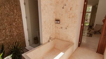 Suite estudio Premium | Baño | Regadera, regadera tipo lluvia, amenidades de baño ecológicas, batas