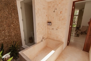Premium-Studiosuite | Badezimmer | Dusche, Regendusche, umweltfreundliche Kosmetikartikel, Bademäntel