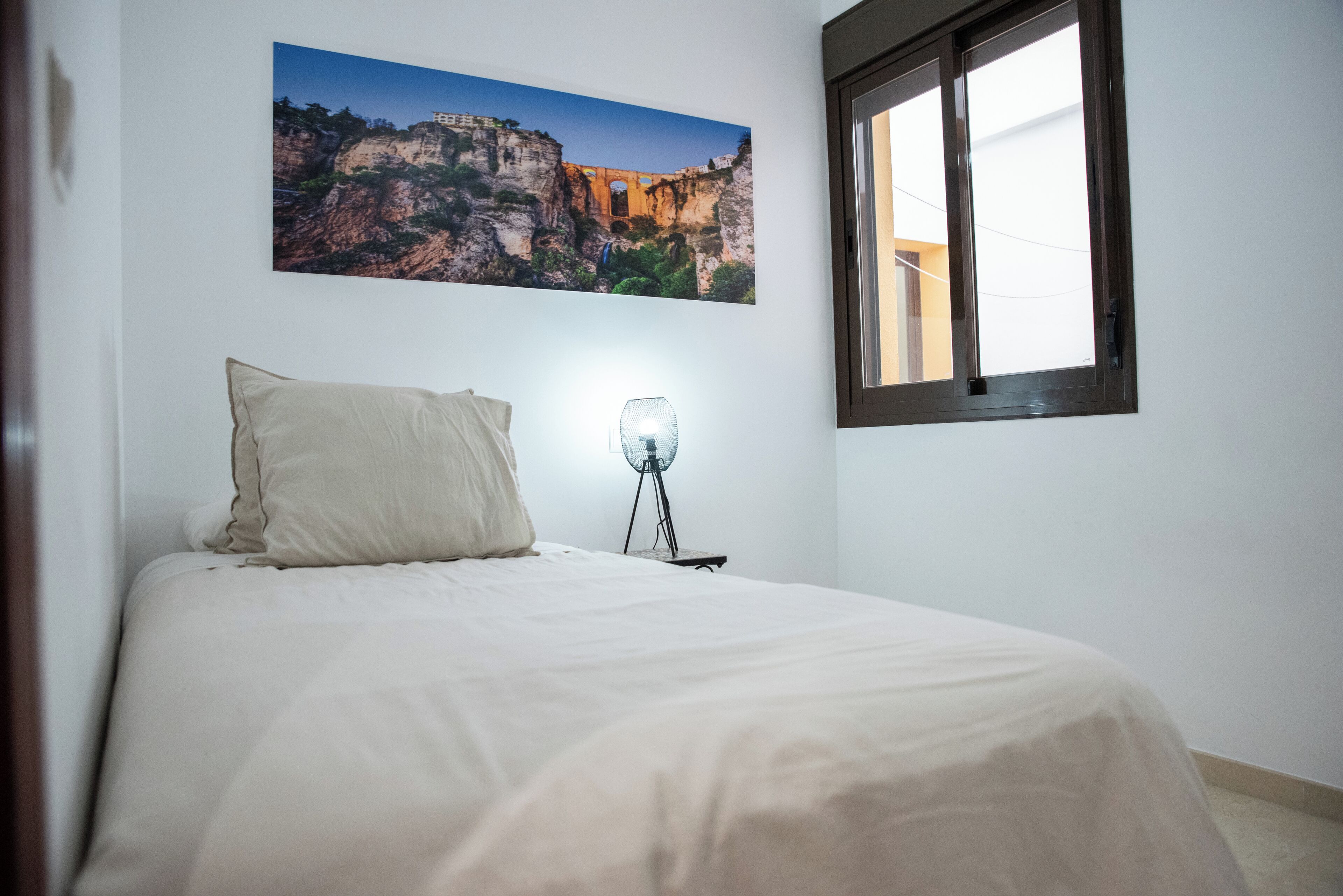 3 chambres, bureau, fer et planche à repasser, lit parapluie