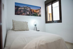 3 chambres, bureau, fer et planche à repasser, lit parapluie