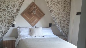 A bedroom with a bed, a desk, and a chair. - Escape to Island Paradise - Clearwater Bay, L.O.T.W. (Clearwater Bay)