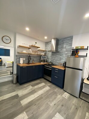 Refrigerador, microondas, horno y parrilla de estufa 