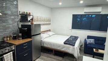 1 habitación, escritorio, tabla de planchar con plancha y wifi gratis