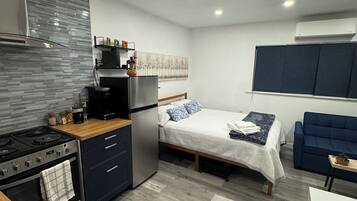 1 habitación, escritorio, tabla de planchar con plancha y wifi gratis