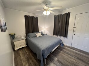 3 bedrooms, iron/ironing board, free WiFi, bed sheets - Lakefront Escape close to Clemson and Seneca (Seneca)