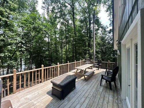 Lakefront Escape close to Clemson and Seneca