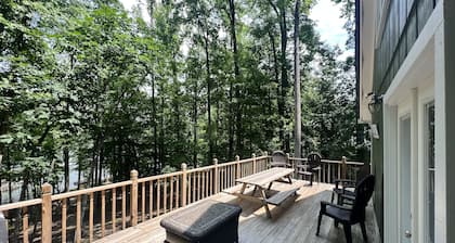 Lakefront Escape close to Clemson and Seneca