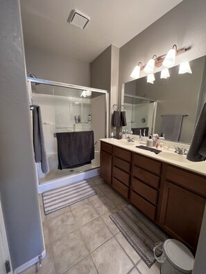 Hårføner, håndklær, såpe og sjampo